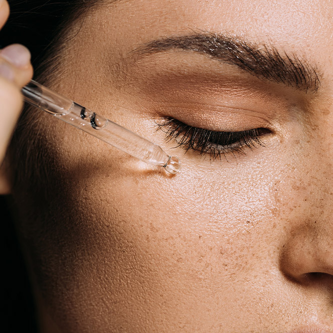 Auftrag mit Pipette am Auge vom Göttertränen Elixir Pflegeöl