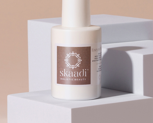 Enzym Peel Powder Flasche auf beigem Hintergrund