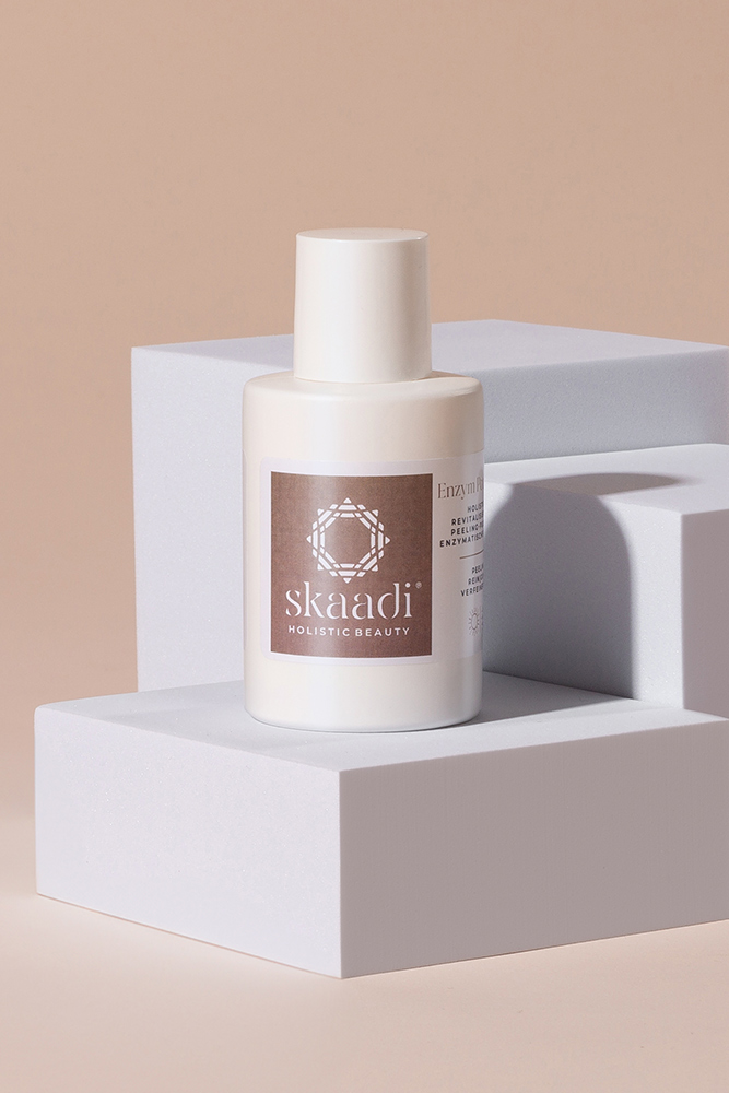 Enzym Peel Powder Flasche auf beigem Hintergrund
