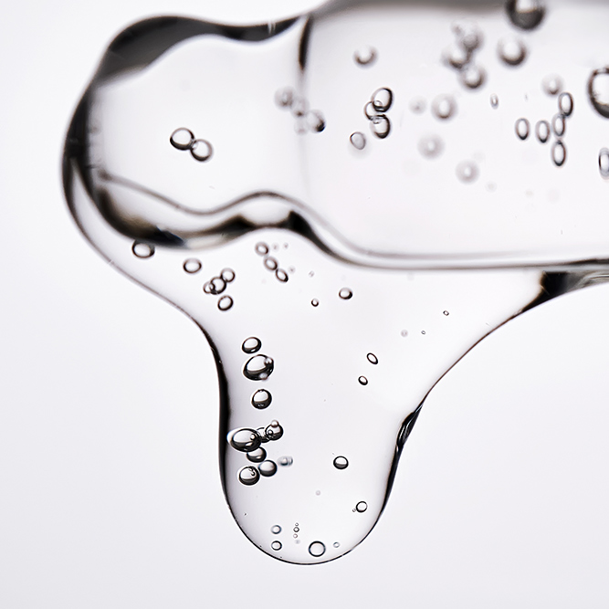 Nahaufnahme Pipette mit Öltropfen Göttertränen Elixier