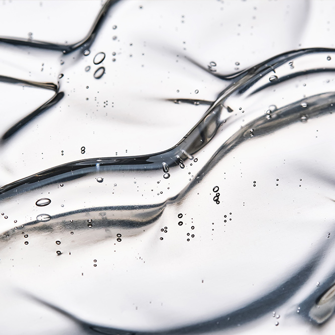 Wässrige Textur vom pH-Manager Gesichtswasser mit kleinen Luftbläschen