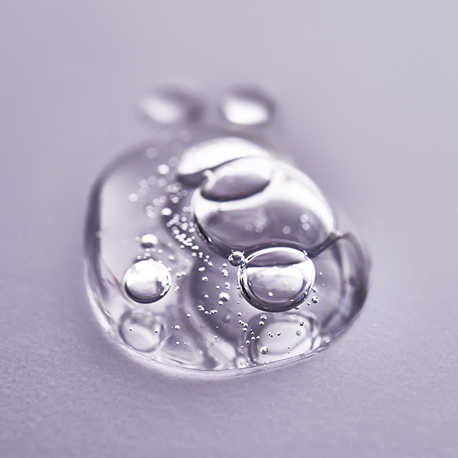 Gelig wässrige Textur des Wassernixe Serums für den Winter