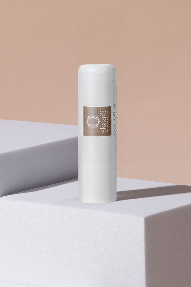 Lip Balm Stick auf beigem Hintergrund
