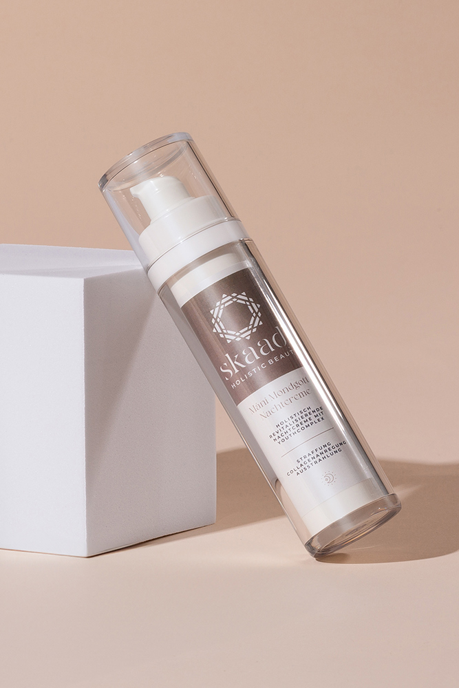 Pumpspender der Máni Mondgott Nachtcreme auf beigem Hintergrund