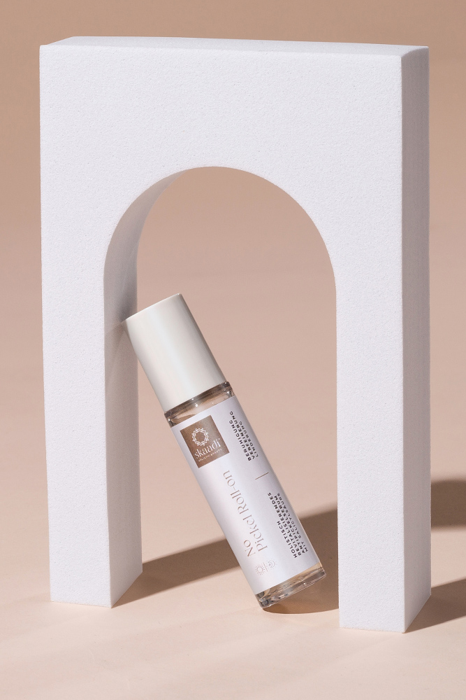 No Pickel Roll-On auf beigem Hintergrund