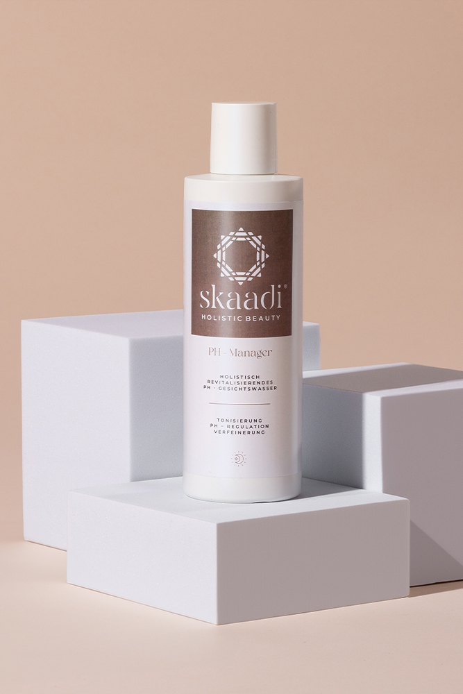 pH-Manager Gesichtswasser Flasche auf weißem Quadrat