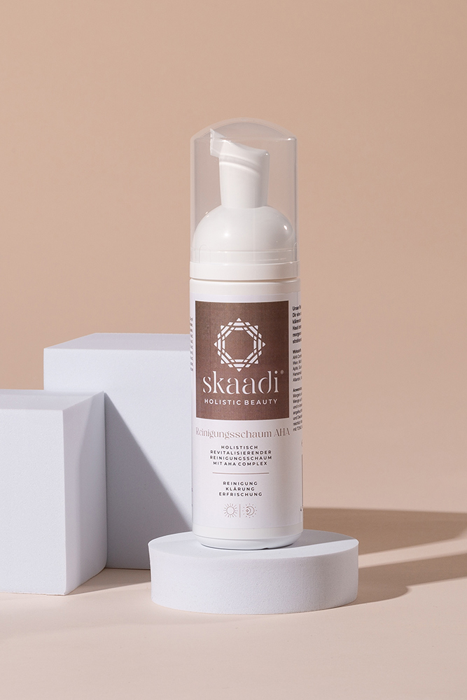 Pumpspenderflasche des Reinigungsschaums AHA auf beigem Hintergrund