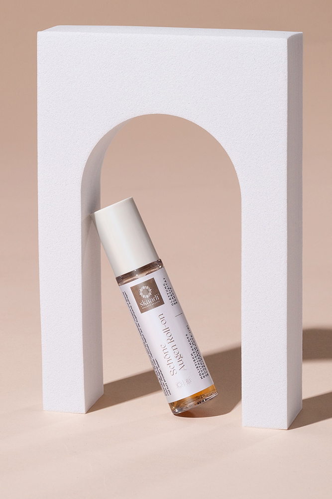 Schöne Augen Roll-On Serum auf beigem Hintergrund