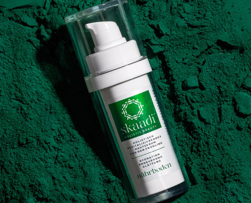 skaadi® Nährboden Elementra Frühlingsserum liegt auf dunkelgrünem pudrig-samtigen Untergrund