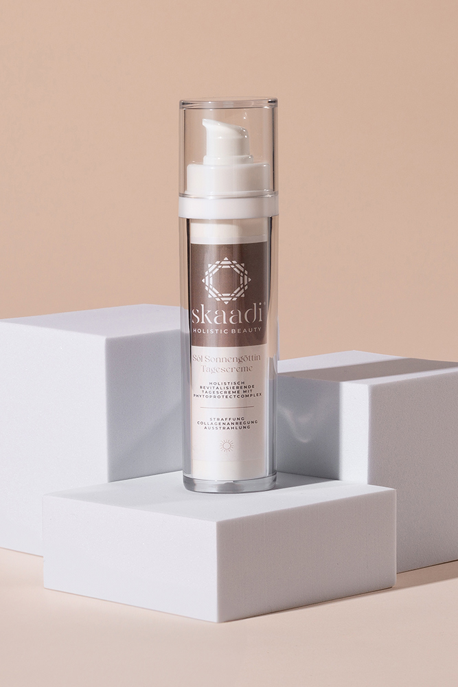 Pumpspender der Sól Sonnengöttin Tagescreme mit SPF30 auf beigem Hintergrund